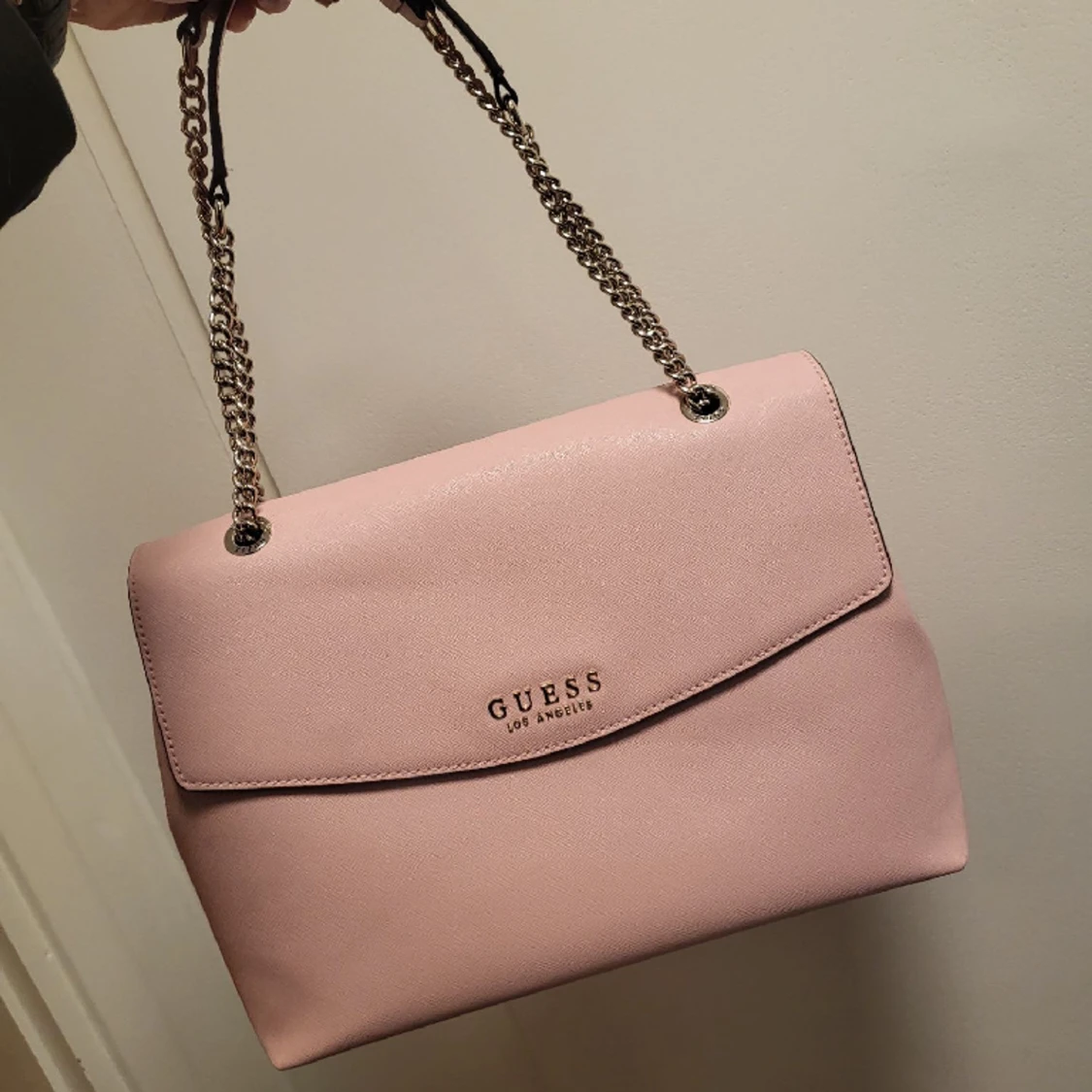 Babyrosa handväska från Guess 