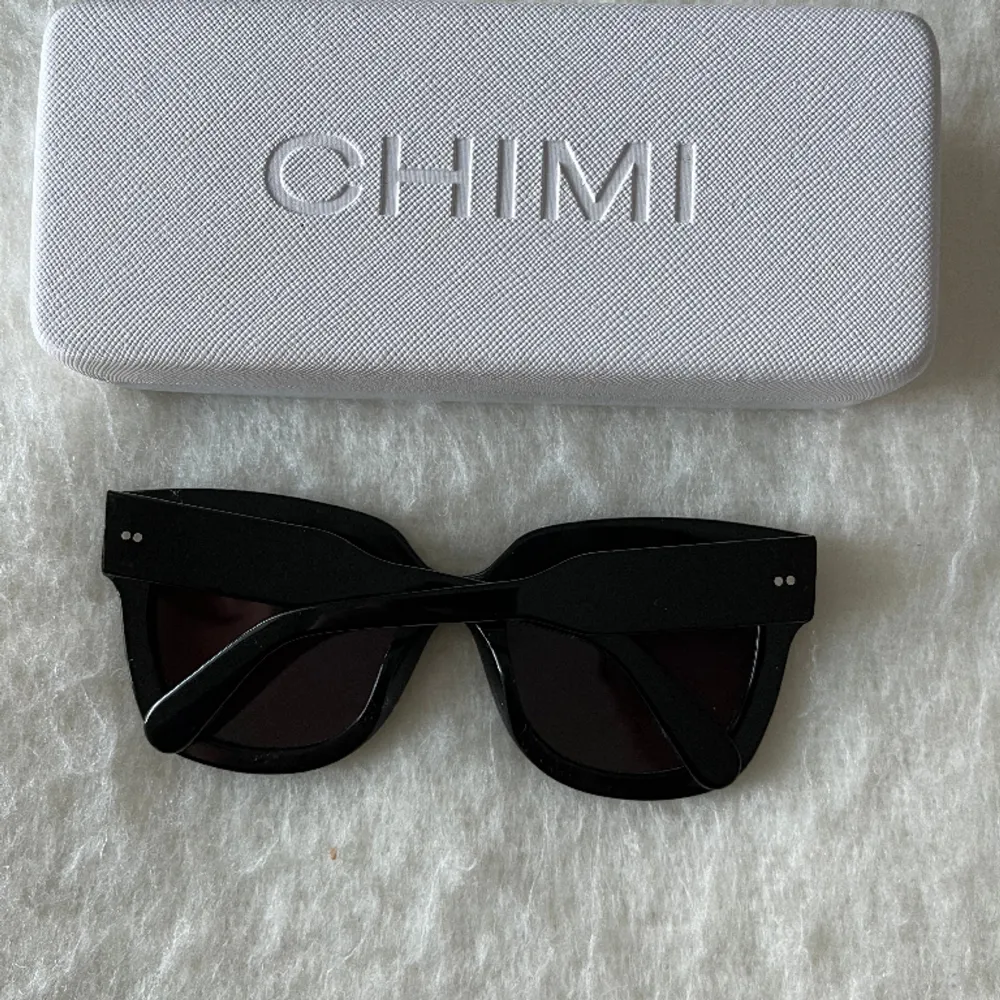 Säljer nu dessa solglasögon från CHIMI eyewear. Nypris 1250kr, kom med prisförslag i DM vid intresse och ställ gärna frågor 🥰 bra skick,  repor finns på själva glasögonen (se bild) (Modell 08). Accessoarer.
