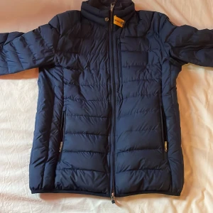 Märket är parajumpers verktyg är 100% polyester - Den är blå. Storlek m den är light Weight