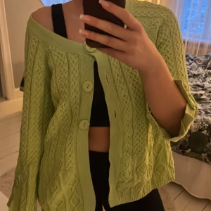 supersöt limegrön vintage kofta - säljer denna jättefina stickade koftan med trekvarts ärmar från märket Cappuccini! det är stora fina knappar på ärmarna och flätat tyg🥰 koftan är i strl L men passar alla storlekar beroende på hur man vill att den ska sitta🥰jag är vanligtvis en 36-38