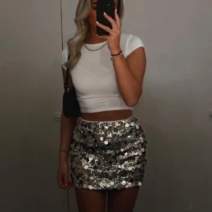 Kjol - Super fin glittrig kjol, perfekt till nyår. Frakt ingår i priset🥰 storlek M men passar även S🤗