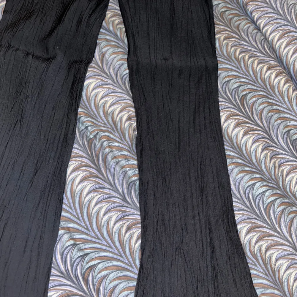 Kommer inte till användning då den är lite för stor. Jättefina svarta byxor som passar perfekt till sommaren med skönt material. . Jeans & Byxor.