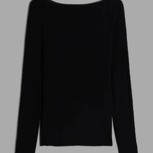 Svart intimissimi tröja - Säljer denna svarta intimissimi tröjan då den ej kommer till användning, köptes för ca 400kr och säljer för 249kr ❤️