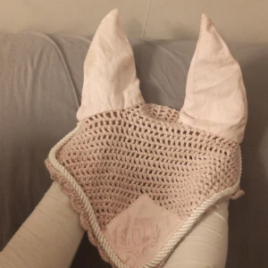 Huva. - Använd ett par gånger, så fin rosa. Fin vit Kant och ett J märke.