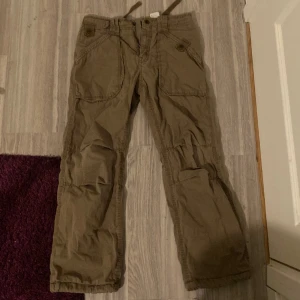 Cargo byxor  - Säljer Cargo byxor som jag inte använder längre. Jag är 169 och den är lite långa för mig men hade rekommenderat för en kortare person. 