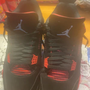 Jordan 4  - Hej! Säljer mina Jordan 4 då de inte passar mig längre,Använda i någon måndad men är i bra skick ny pris 6000kr mitt pris går att diskuteras vid snabb affär hör av dig vid några funderingar!