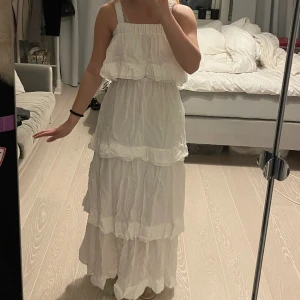 Vit volangklänning - Uppskattar storleken till XS/S. Köpte i en fransk butik så finns inget märke. Den är bra i kvaliteten och är inte så genomskinlig. Man kan ha den antingen med band som på första bilden eller ha den off-shoulder som den andra bilden. Världens finaste!