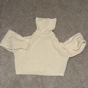 Vit stickad tröja - Vit tröja med hög hals från NA-KD