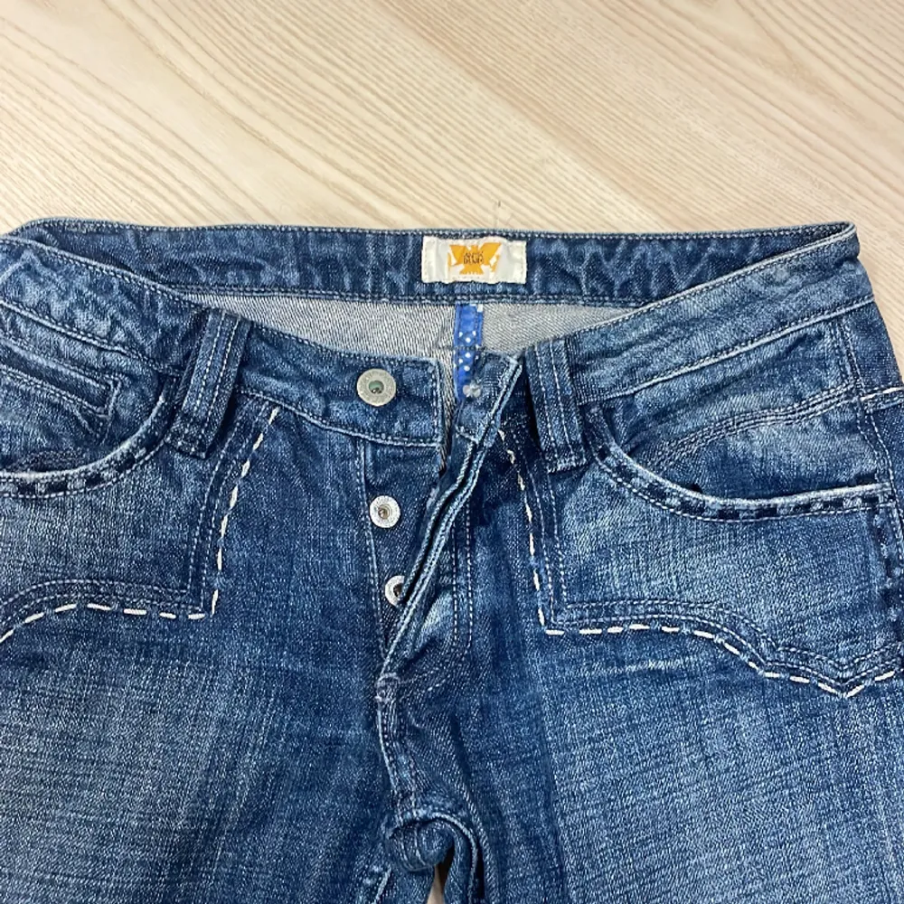 As snygga lågmidjade jeans köpta här på plick men tyvärr för små därav inga bilder på!❤️😔midjemåttet: 37cm innebennslängden 82cm. Jeans & Byxor.