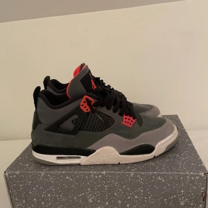 Jordan 4 Retro ’Infrared’ - Säljer min Jordans i storlek 43 eftersom jag inte använder dem. Väldigt bra skick. 9/10. Äkta såklart.