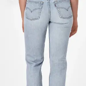 Säljer mina Levi's jeans i storlek 25×30. Jeansen är i jättefint skick. Jeansen finns att hämta i centrala Göteborg eller skickas med post.