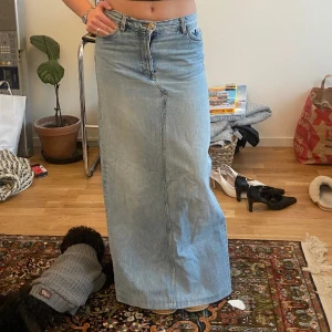 Lång jeanskjol  - Säljer denna otroligt fina långa jeanskjol pågrund av flytt, skicket är super bra och passar mig som har s och är 160cm lång!🫶🏼