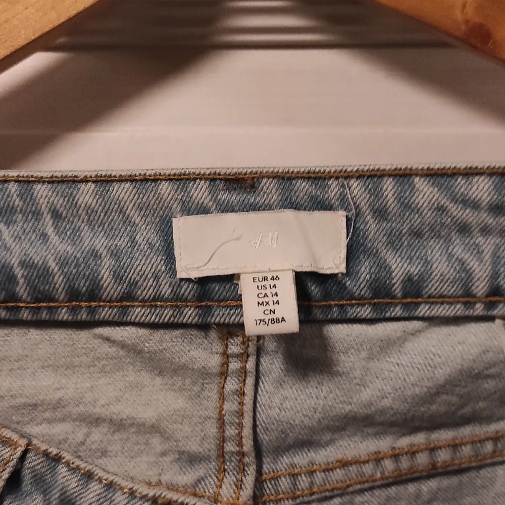Jeans med ljus tvätt från h&m. Väldigt liten i storleken, motsvarar st 42. Jeans & Byxor.