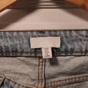 Jeans med ljus tvätt från h&m. Väldigt liten i storleken, motsvarar st 42