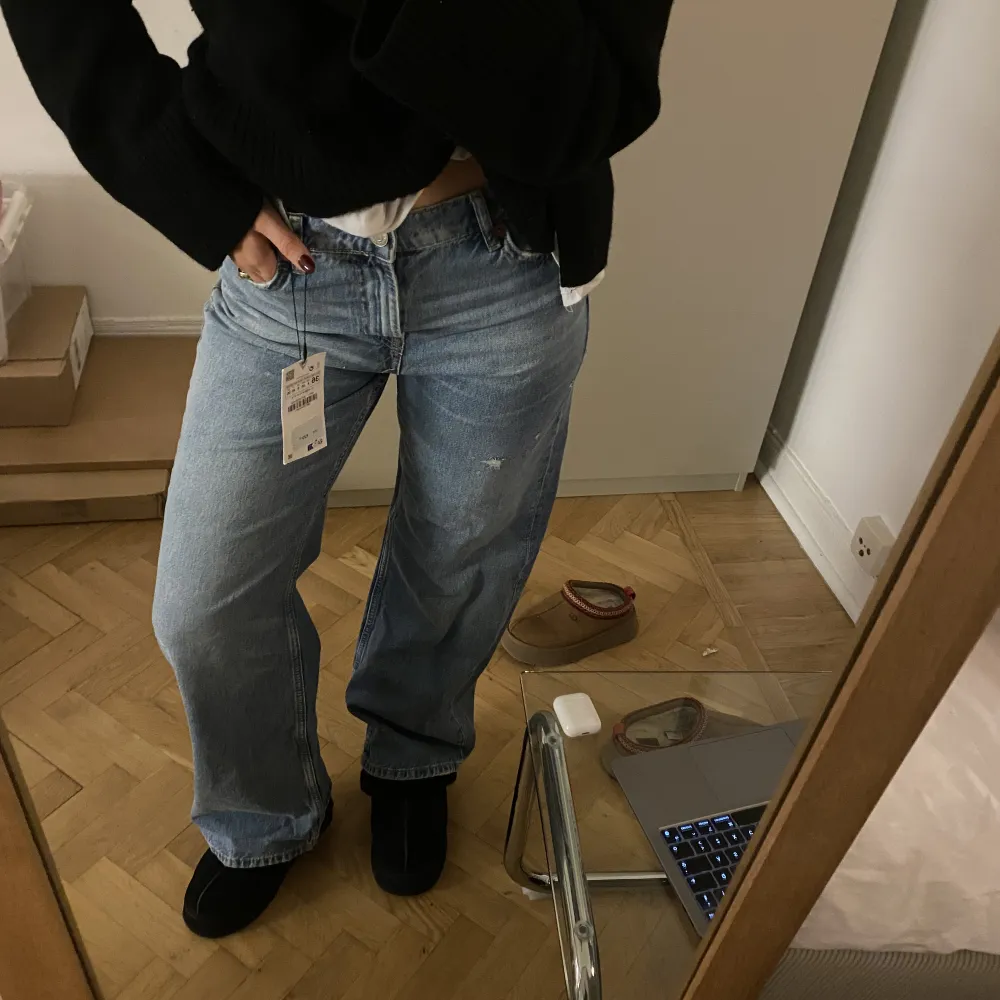 Helt nya zara jeans med prislapp kvar!! Tyvärr ej kommit till användning. Vida ben, storlek 36💙. Jeans & Byxor.
