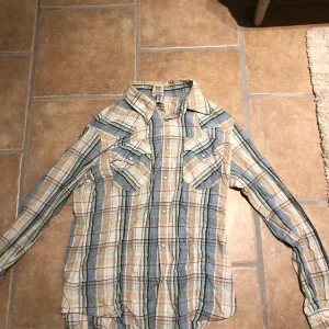 True religion skjorta  - Jätte fin truey skjorta i bra skick. 