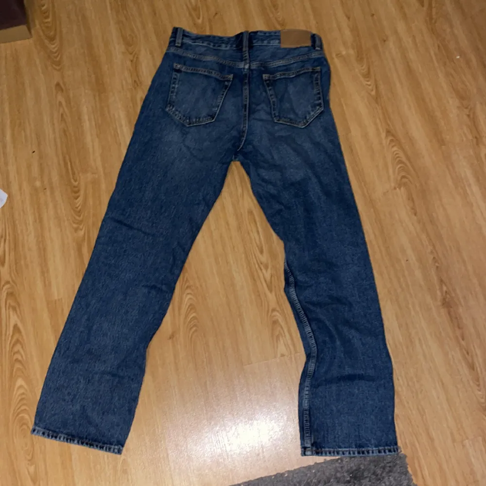 Mörkblåa jeans från zara i storlek 38. Använda 1 gång. Jeans & Byxor.