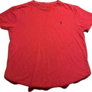 Ralph Lauren t-shirt  - säljer denna as feta t-shirten från ralph lauren. behöver para därav billig. kom gärna med prisförslag 🙏🙏🥰🥰