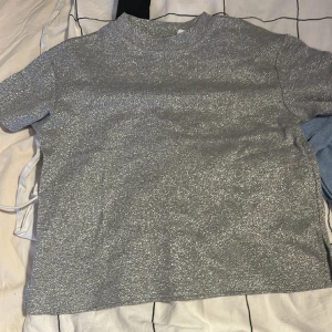 Tröja  - Super snygg glittrig tröja jag brukar styla med en jeans jacka. Storlek 110/116 men väldigt stor i storleken men passar mig som brukar ha xs/s