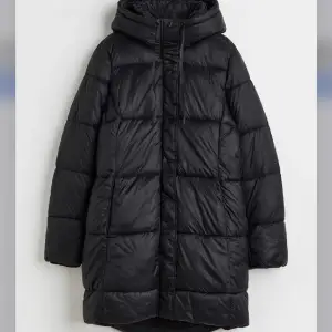 Säljer denna populära puffer coat från hm, endast använd en gång.  Ingen lapp kvar men är som ny. Inga defekter. Slutsåld överallt. Nypris 699kr.  Hämtas i gamla stan - skickas inte.  Prutat och klart 😊 