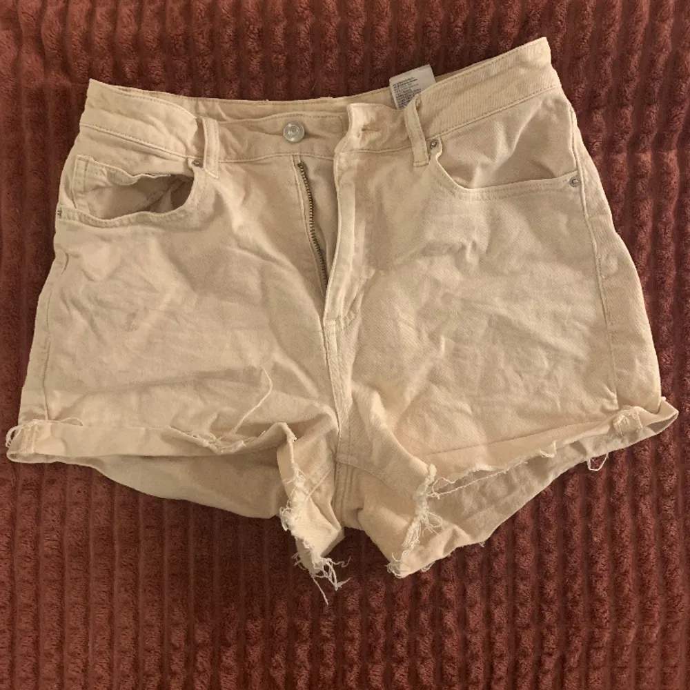 jättecoola beige shorts som är för stora på mig. de har en liten fläck med målarfärg, men inget man tänker på🤍. Shorts.