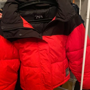 Zara Jacka  - Säljer denna jacka från Zara, knappt använd. Den har en luva. Inga defekter eller skador. Lite kort 