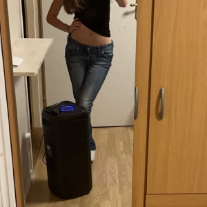 Low waist jeans - low waist jeans, skönt material men för stora för mig, frågor eller annat på dm! Storlek 28, sitter som S