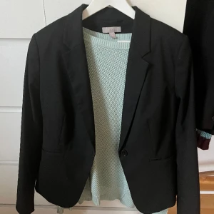 Figursydd kavaj - Fin kavaj från hm, lite figursydd, bra kvalitet. Passar S och M bäst skulle ja säga, Köparen står för frakten ❤️