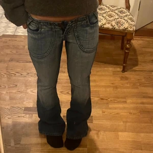 Lågmidjade bootcut jeans  - Lågmidjade bootcut jeans som är helt nya! Midjemått 35 cm rakt över, innerbenslängd 83 cm❤️‍🔥❤️‍🔥