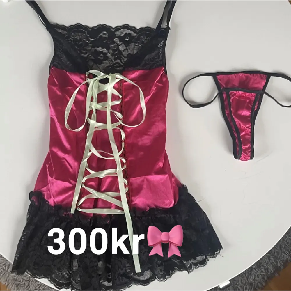 Exklusive lingerie med spets och korsett snörning + matchande String strosar 💘 Såklart aldrig använd! Kom med prisförslag 🥳. Klänningar.