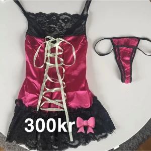 Lingerie - Exklusive lingerie med spets och korsett snörning + matchande String strosar 💘 Såklart aldrig använd! Kom med prisförslag 🥳