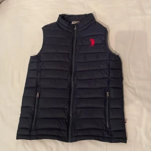 U.S POLO ASSN. Väst - Mycket fin väst som knappt är använd. Tror den inte finns att köpa längre men köpt för ca 600-700kr  XS