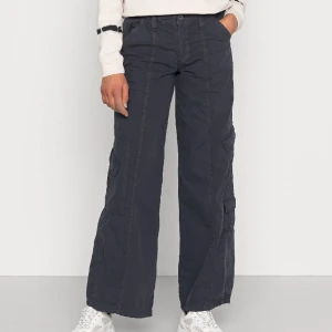 Cargopants  - Cargobyxor från Urban Outfitters utan några defekter! På mig som är 174 cm lång så går byxorna ända ner till hälen <3 Köpta för runt 650 