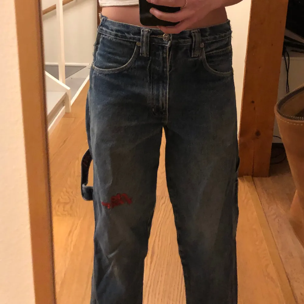 No fear cargo jeans som är i bra skick men jag har sytt ut dem runt midjan . Jeans & Byxor.