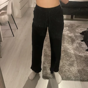 Ribbade byxor - Lite noppriga men annars bra skick! Strl S men skulle säga att de snarare är XS.