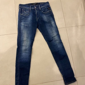 Replay Jeans Anbass - Säljer nu dessa Replay Jeans i modellen Anbass. Byxorna är 9.5/10 i skick. Nypris:1699. Säljer dem för 750. Size 29-32. Bara hör av er i Dm vid frågor elelr funderingar.