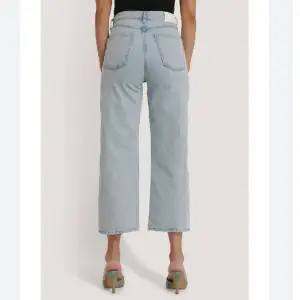 Jeans i rak högmidjad modell ”Gabriela” från Mango. Nyskick. Storlek 36. Älskar dessa men har tyvärr blivit för stora för mig! </3 Hellånga på mig som är 161 cm.. finare irl haha, skriv för mer bilder!