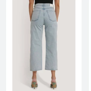 Raka jeans - Jeans i rak högmidjad modell ”Gabriela” från Mango. Nyskick. Storlek 36. Älskar dessa men har tyvärr blivit för stora för mig! </3 Hellånga på mig som är 161 cm.. finare irl haha, skriv för mer bilder!