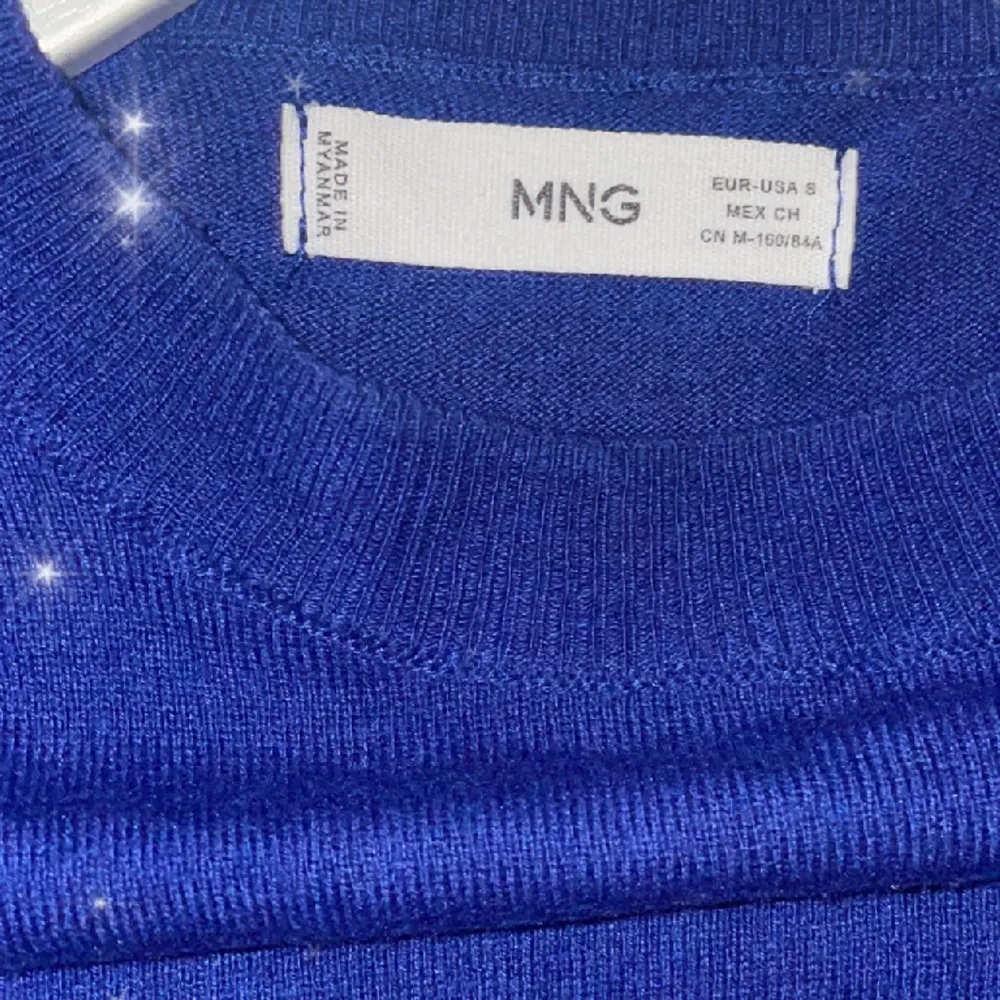 En jätte fin blå tröja som är så skön och fin säljer den pågrund av att den inte kommer till andvänding. Passar en som har 146/152 men också en som har S. Hoodies.