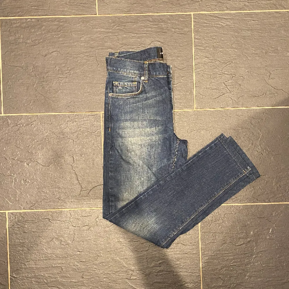 Ett par feta, blåa,  J.Lindeberg jeans i bra skick utan några defekter.  Storlek:30/32  Nypris: 1500 kr  Vårat pris: 399 kr. Jeans & Byxor.