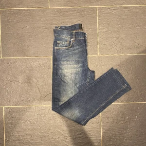 J.Lindeberg jeans - Ett par feta, blåa,  J.Lindeberg jeans i bra skick utan några defekter.  Storlek:30/32  Nypris: 1500 kr  Vårat pris: 399 kr