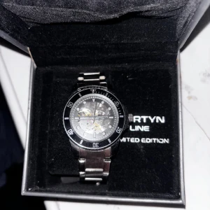 Hej jag vill sälja min martin line klocka  - Detta är min martyn line klocka och de är 10/10 i stil och ganska ny köpte den för 1 mpnad sen 