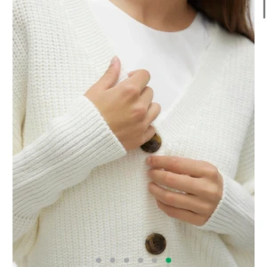 Vit kofta från vero Moda  - Vit oanvänd kofta med prislappen kvar, säljer pga för liten