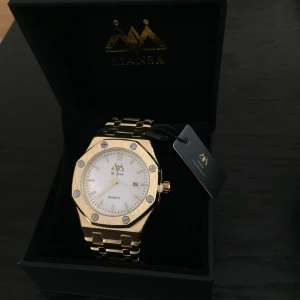 Guld metall klocka  - Fin klocka som passar nästan alla outfits. Helt ny 30m vattentät.