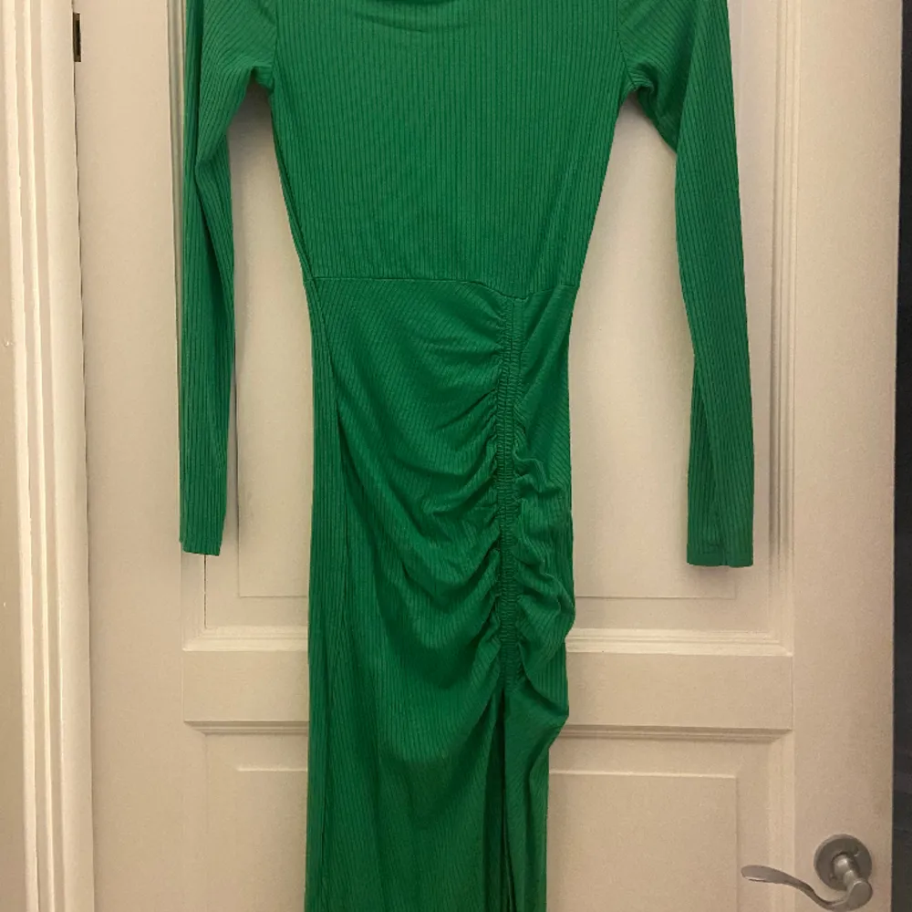 En fin grön långklänning med stretch och slits från Newyorker. Skriv för bilder med den på. . Klänningar.