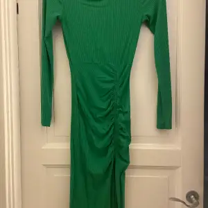En fin grön långklänning med stretch och slits från Newyorker. Skriv för bilder med den på. 