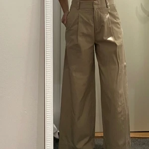 Beiga kostymbyxor  - Beiga kostymbyxor med vida ben 💗 Mycket fint skick!!
