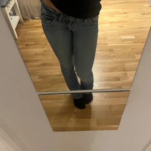 Lågmidjade jeans - Kollar intresset på mina low waist bootcut jeans med snygga detaljer på bakfickorna eftersom dem är för små för mig. Strl xs-s, kom privat för fler bilder samt mått❣️