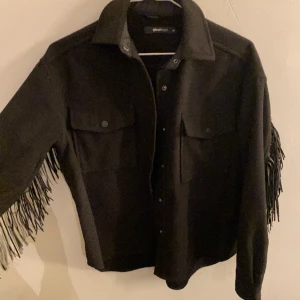 Kappa med fransar - Säljer denna fina kappa med fransar från Gina tricot💋✨