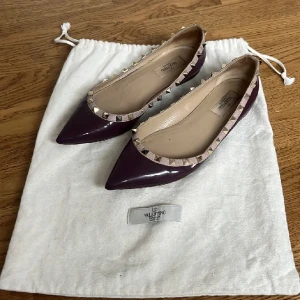 Valentino Garavani Ballerinas - Säljer mina älskade valentino ballerinas❤️‍🩹 Snyggaste skorna!! säljer då dom tyvärr är lite för små för mig.. Nypris 8500 kr. dustbag finns